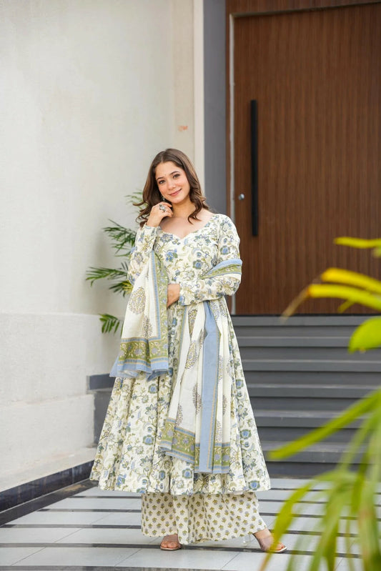 Styles Off-White Kurta Set For Women