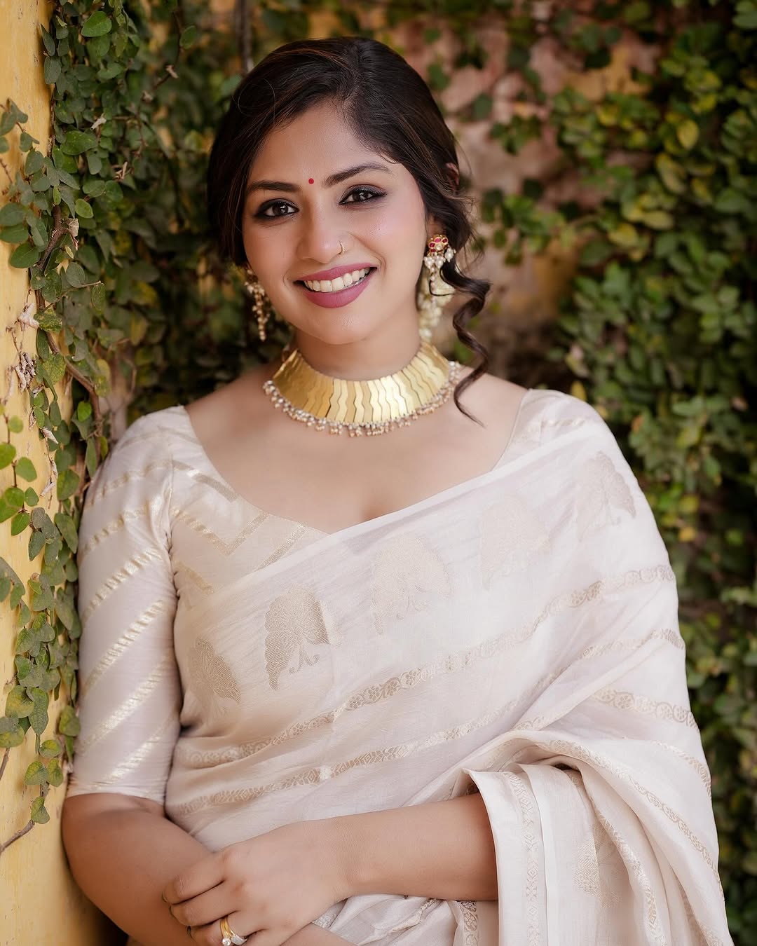 Elegant Woven Saree with Subtle Motifs