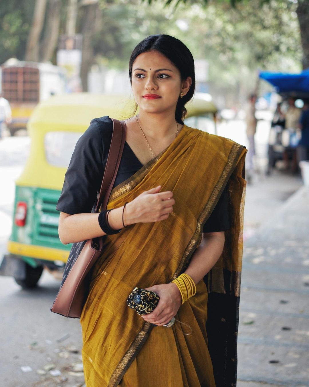 Gold Saree with Black Pallu & Zari Border