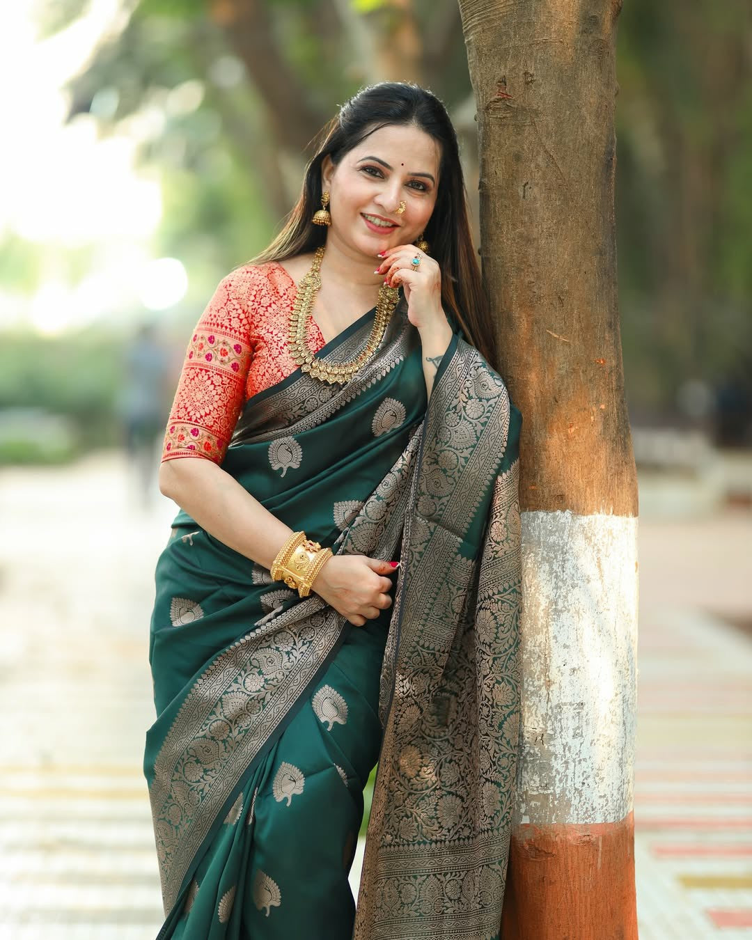 Elegance in Emerald : A Timeless Silk Story