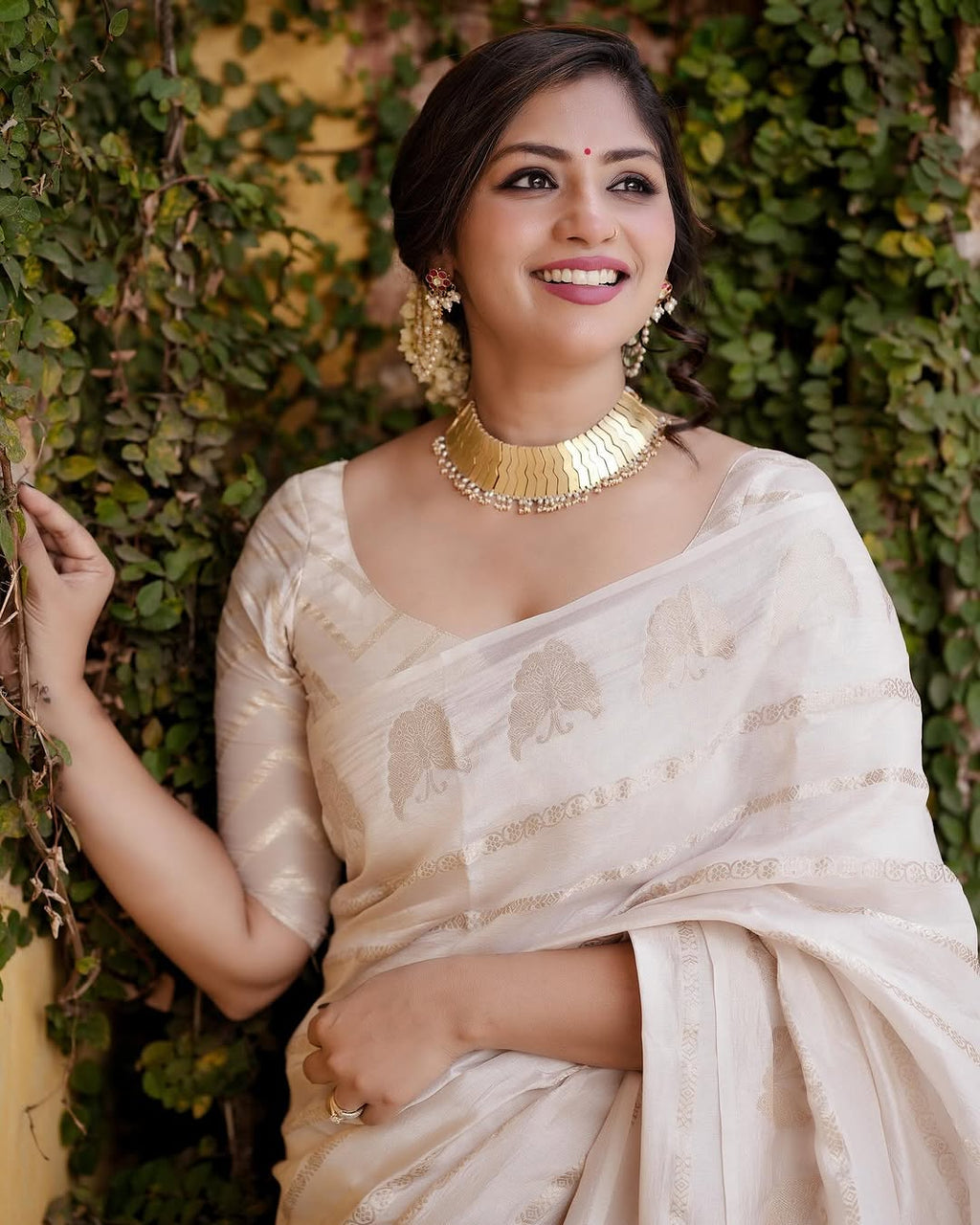 Elegant Woven Saree with Subtle Motifs