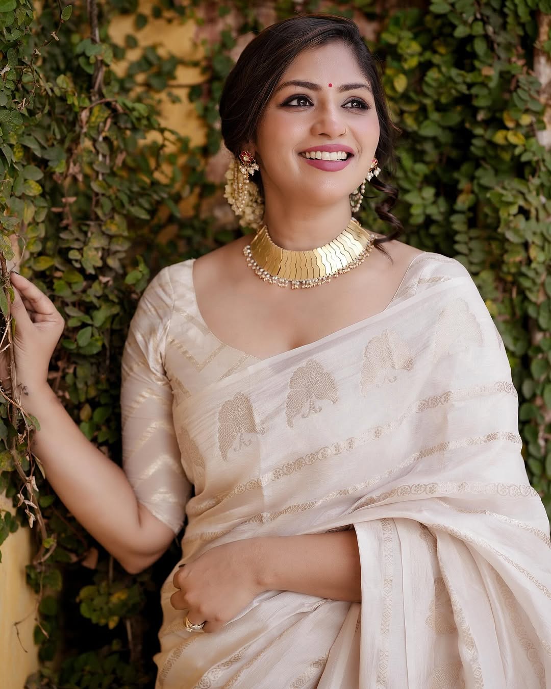 Elegant Woven Saree with Subtle Motifs