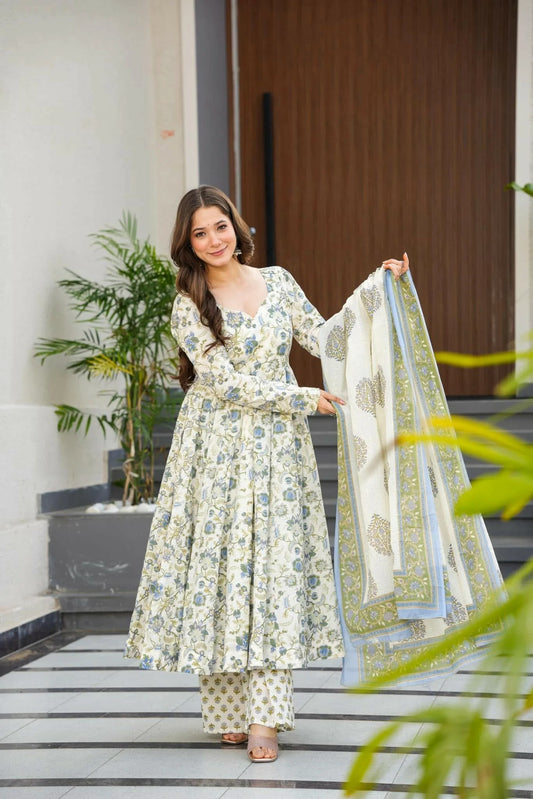Styles Off-White Kurta Set For Women