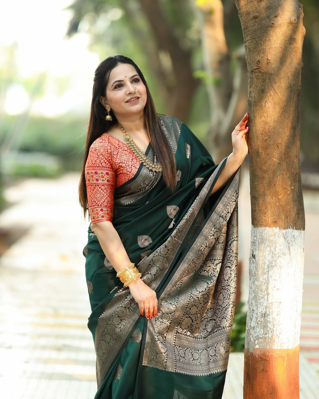 Elegance in Emerald : A Timeless Silk Story