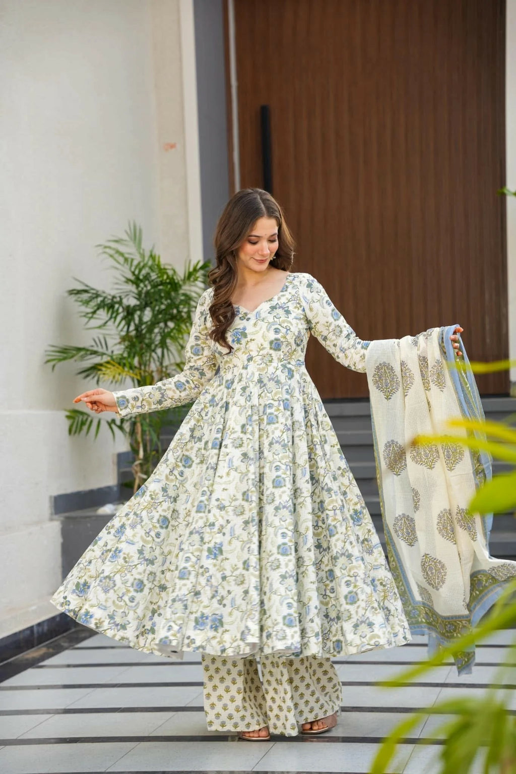 Styles Off-White Kurta Set For Women