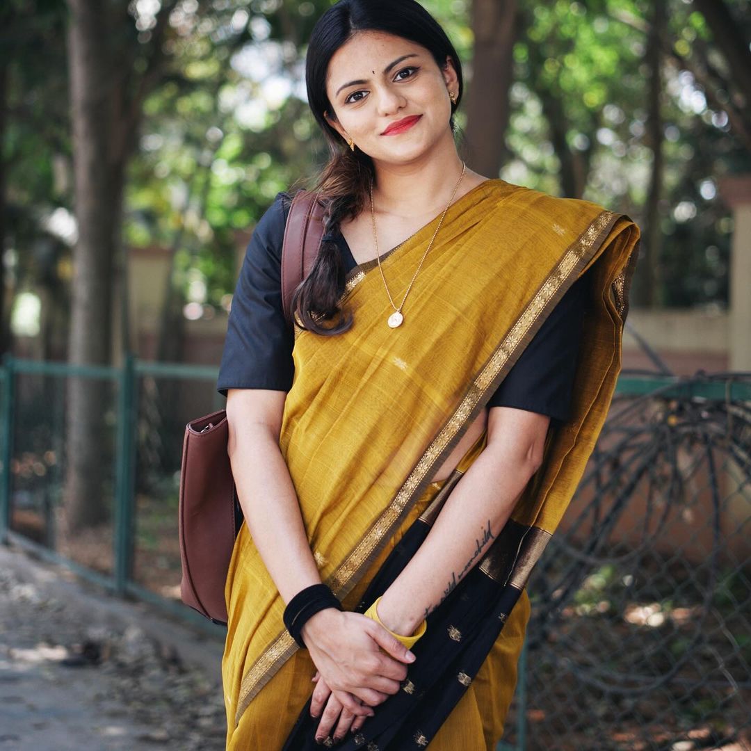 Gold Saree with Black Pallu & Zari Border
