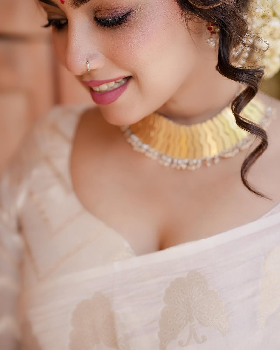 Elegant Woven Saree with Subtle Motifs