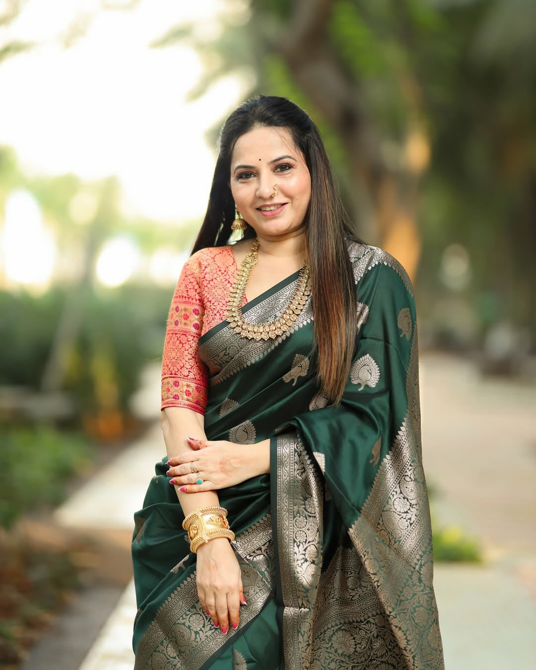 Elegance in Emerald : A Timeless Silk Story