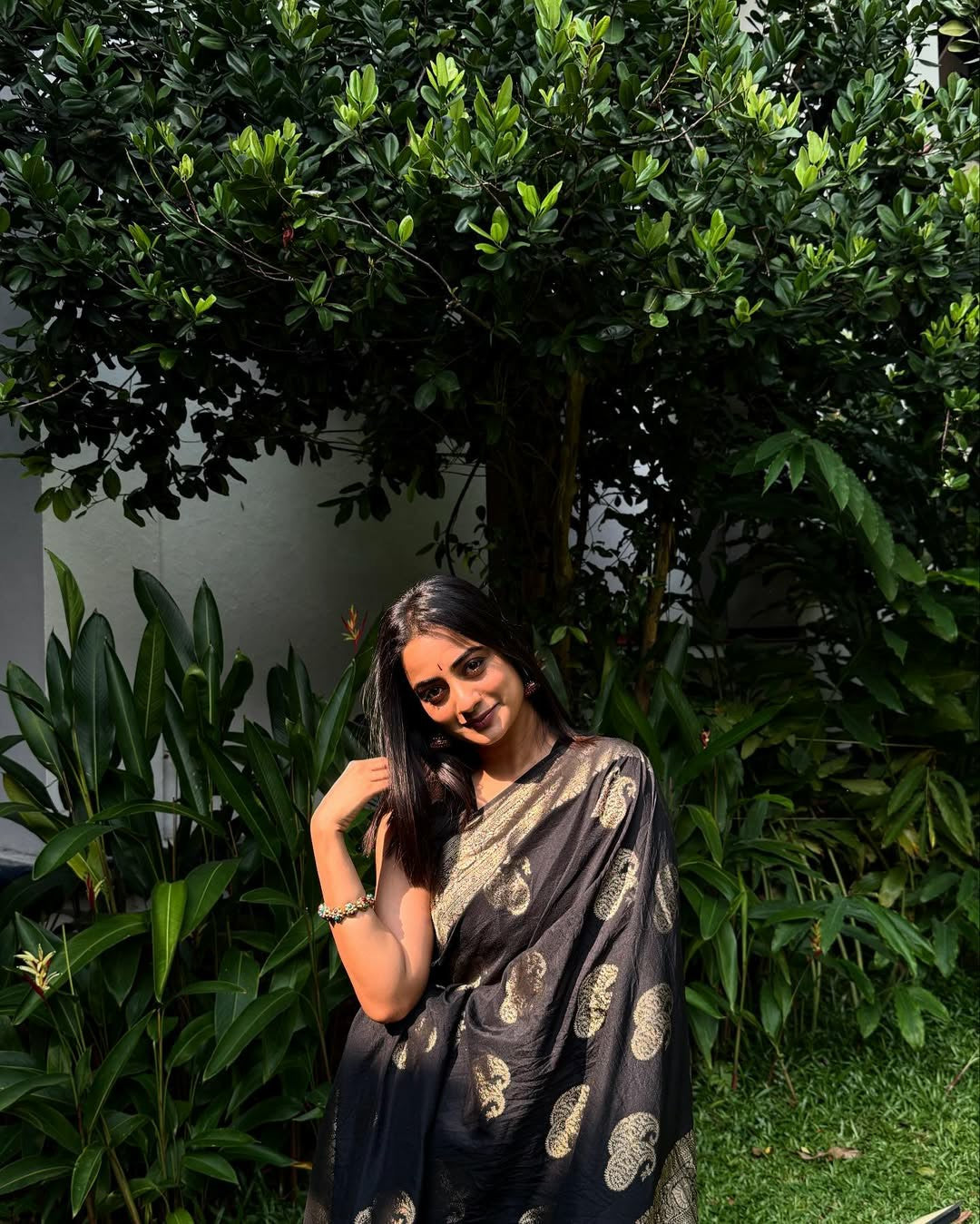 Draped in black, glowing in gold.