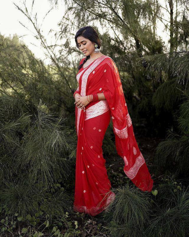 Elegant Designer Saree with Woven Border & Subtle Motifs for Festive Wear