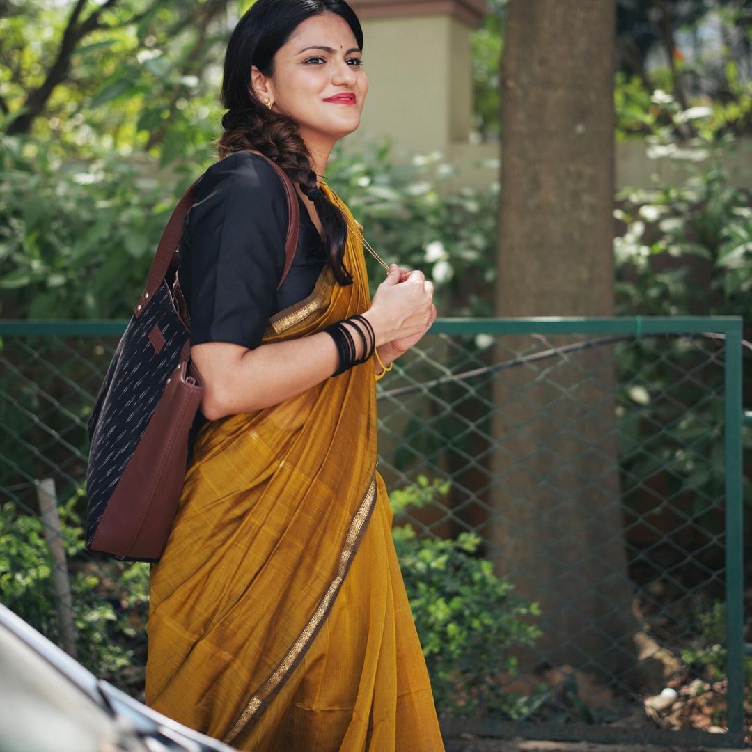 Gold Saree with Black Pallu & Zari Border