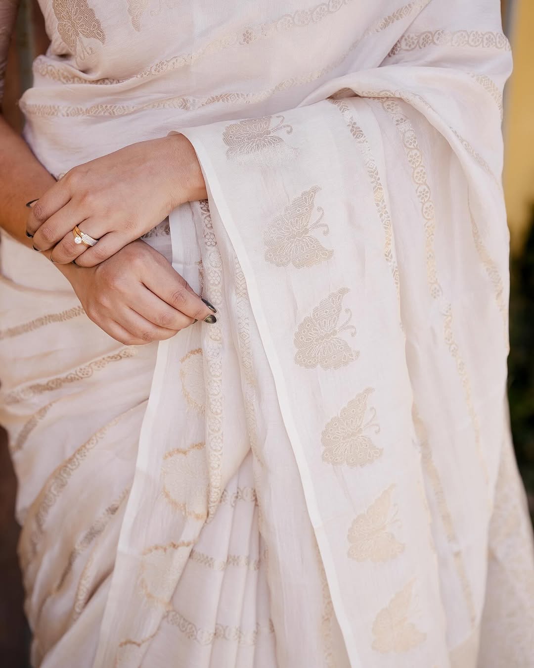 Elegant Woven Saree with Subtle Motifs