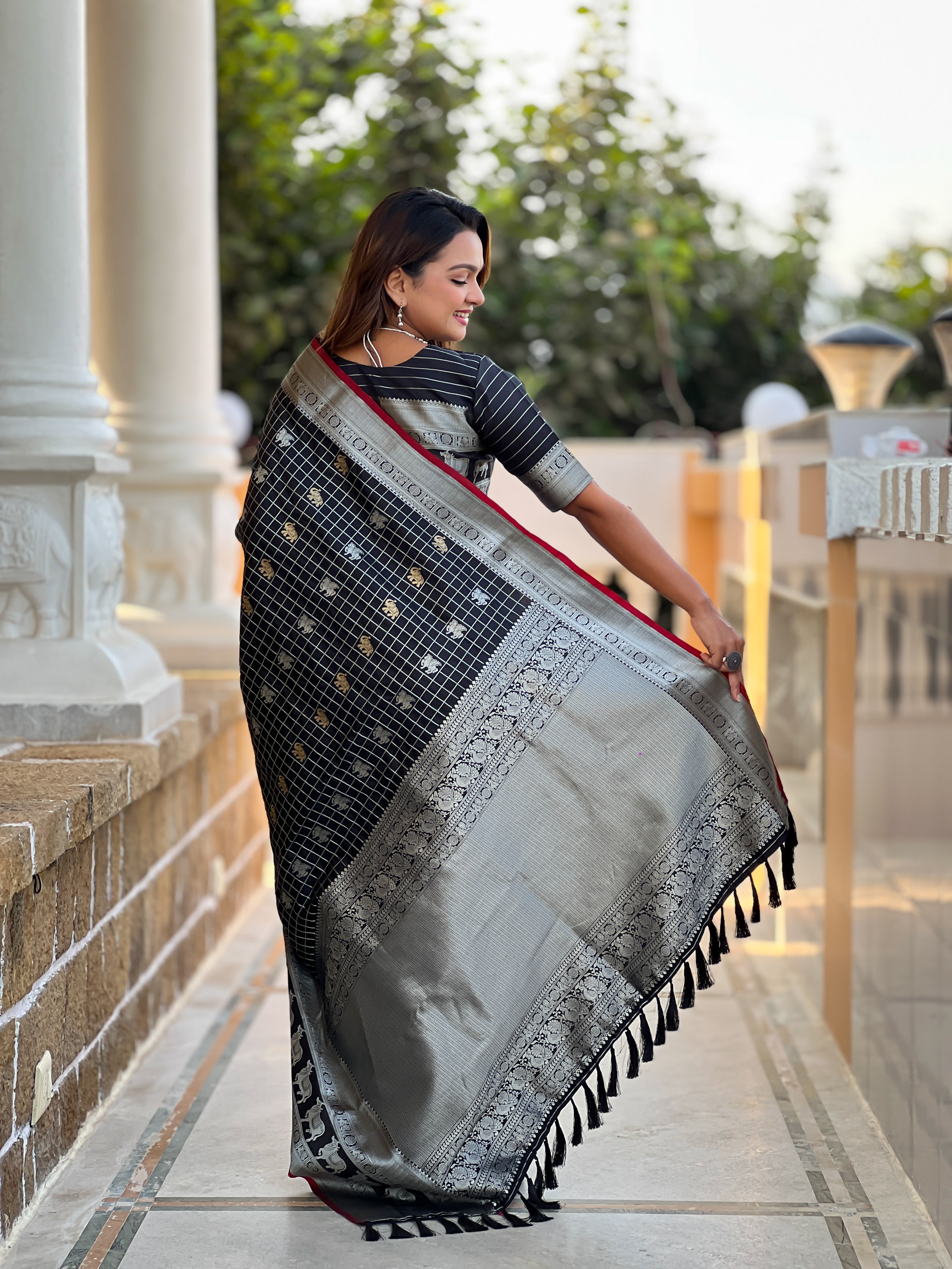 Elegant Woven Designer Saree with Traditional Motifs