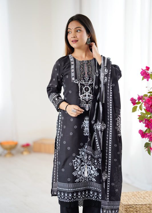 Elegant Black Kurta Set Ensemble with Subtle Detailing