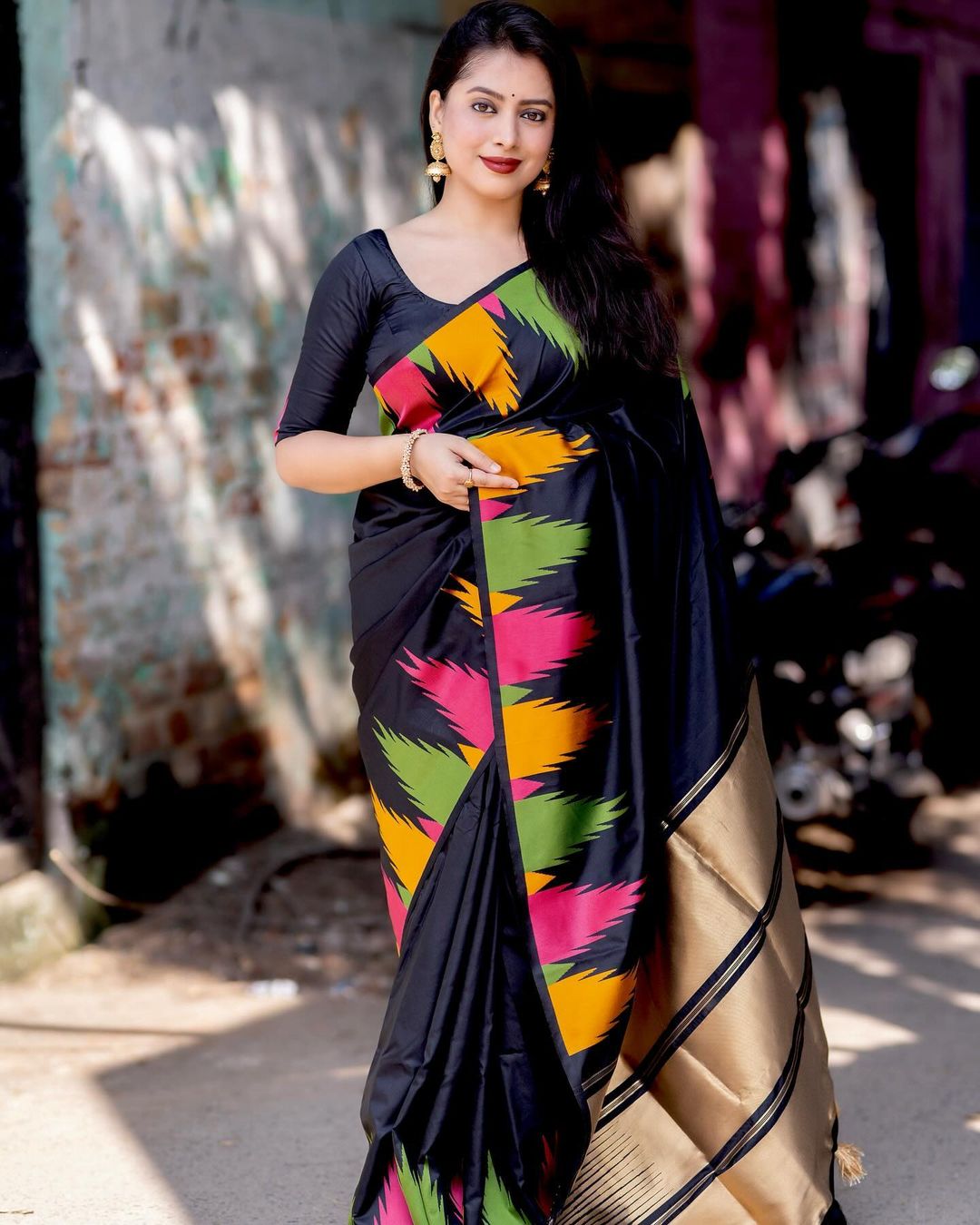 Designer Printed Saree with Contrast Pattern & Woven Border