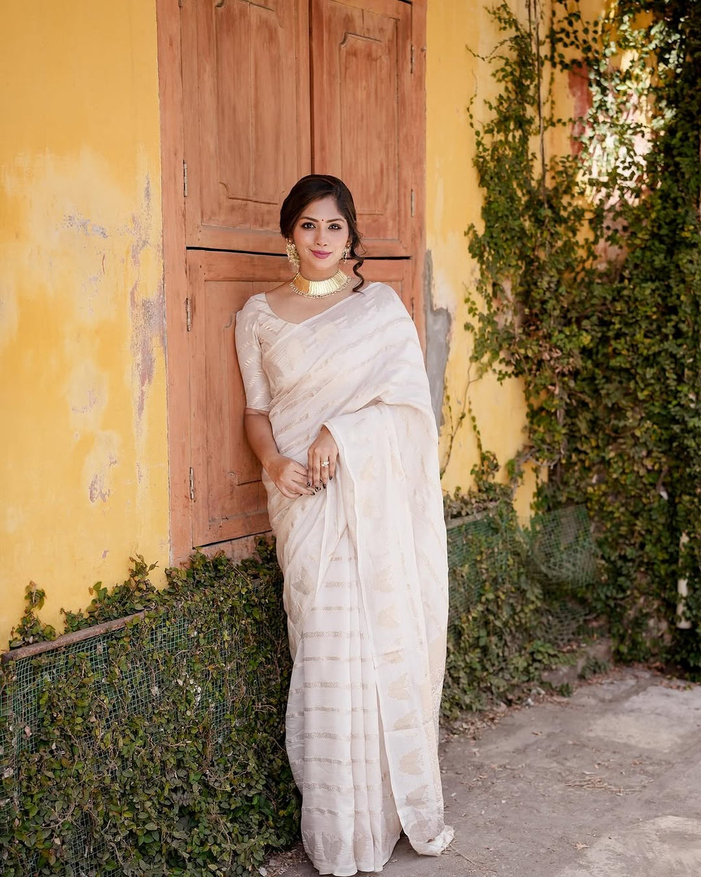 Elegant Woven Saree with Subtle Motifs