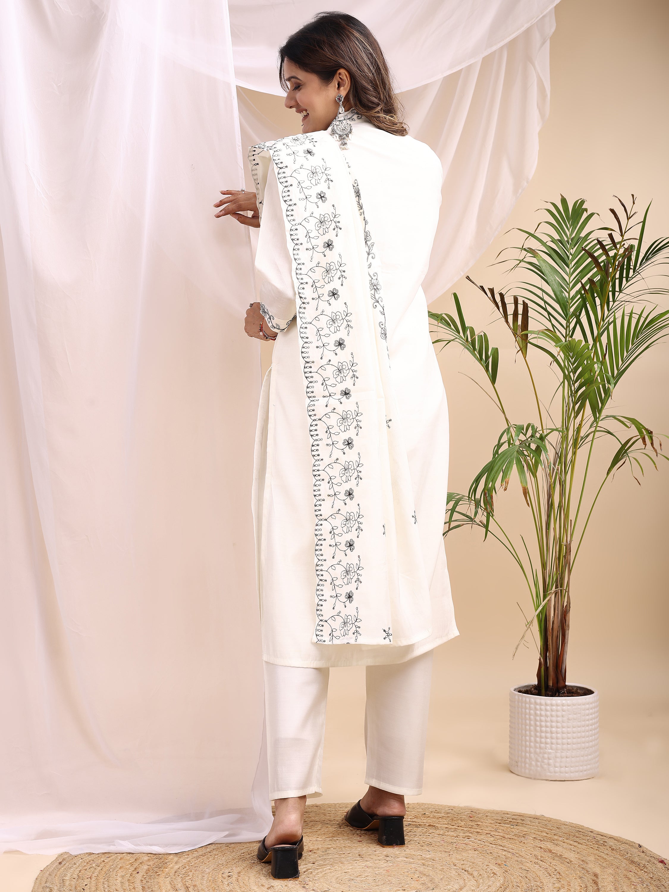 Elegant White Embroidered Kurta Set with Dupatta for Women